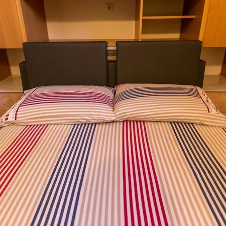 Lovric アパート マリナ