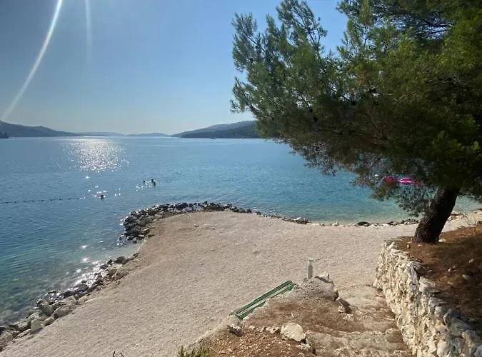 Lovric アパート マリナ